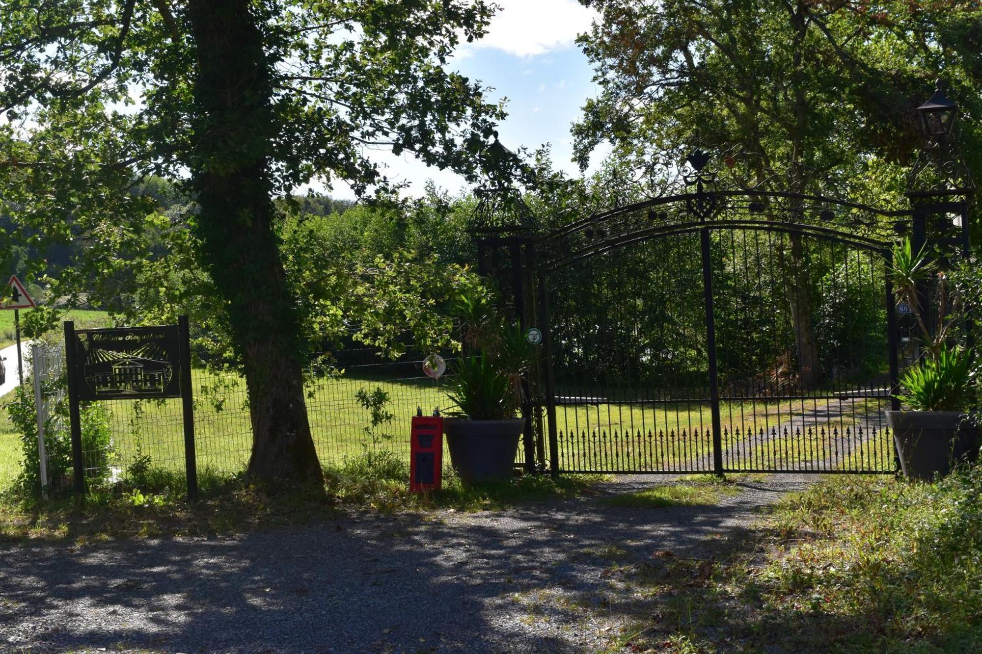 Chateau Roquehort Avec Ev Recharge Point 22Kw Monein Exterior photo